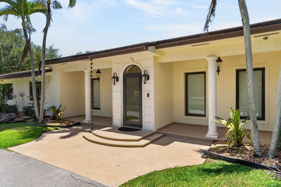 Arched entry and columns of a Pinecrest home