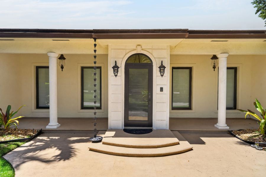 Front portico with double steps, Pinecrest